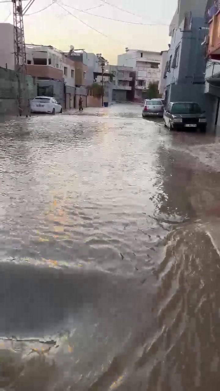 adanada su borusu patladi mahalleyi su basti 0 plFerNa4