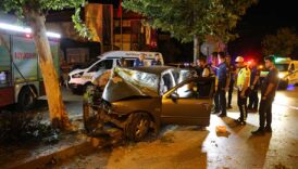 agaca carpan otomobildeki 2 kisi oldu aD2NaKgC