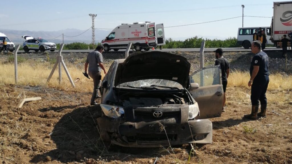 aile yolculugu kazayla son buldu emniyet mudur yardimcisinin araci takla atti 7NnstZeT