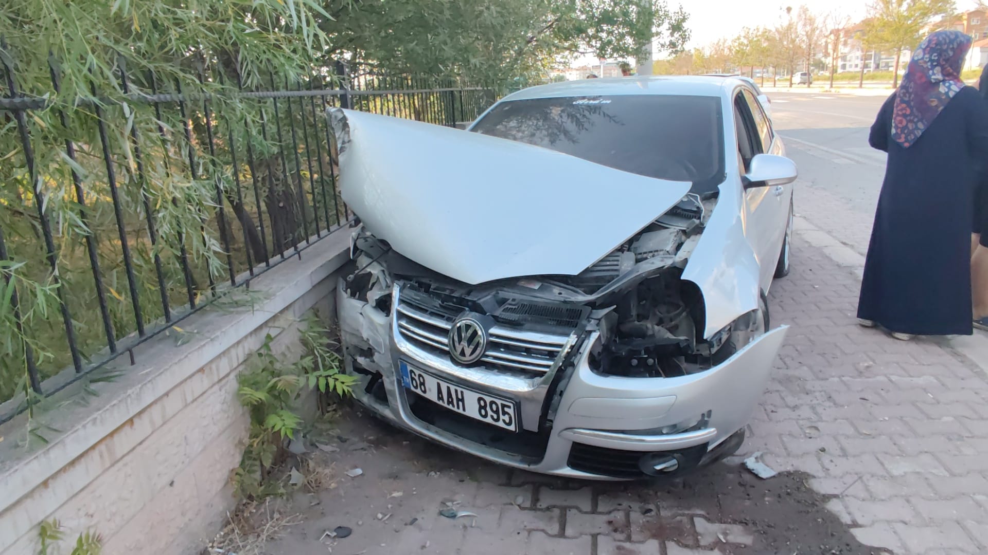 aksarayda lastigi patlayan otomobil okul duvarina carpti 1 9IB8Qgts