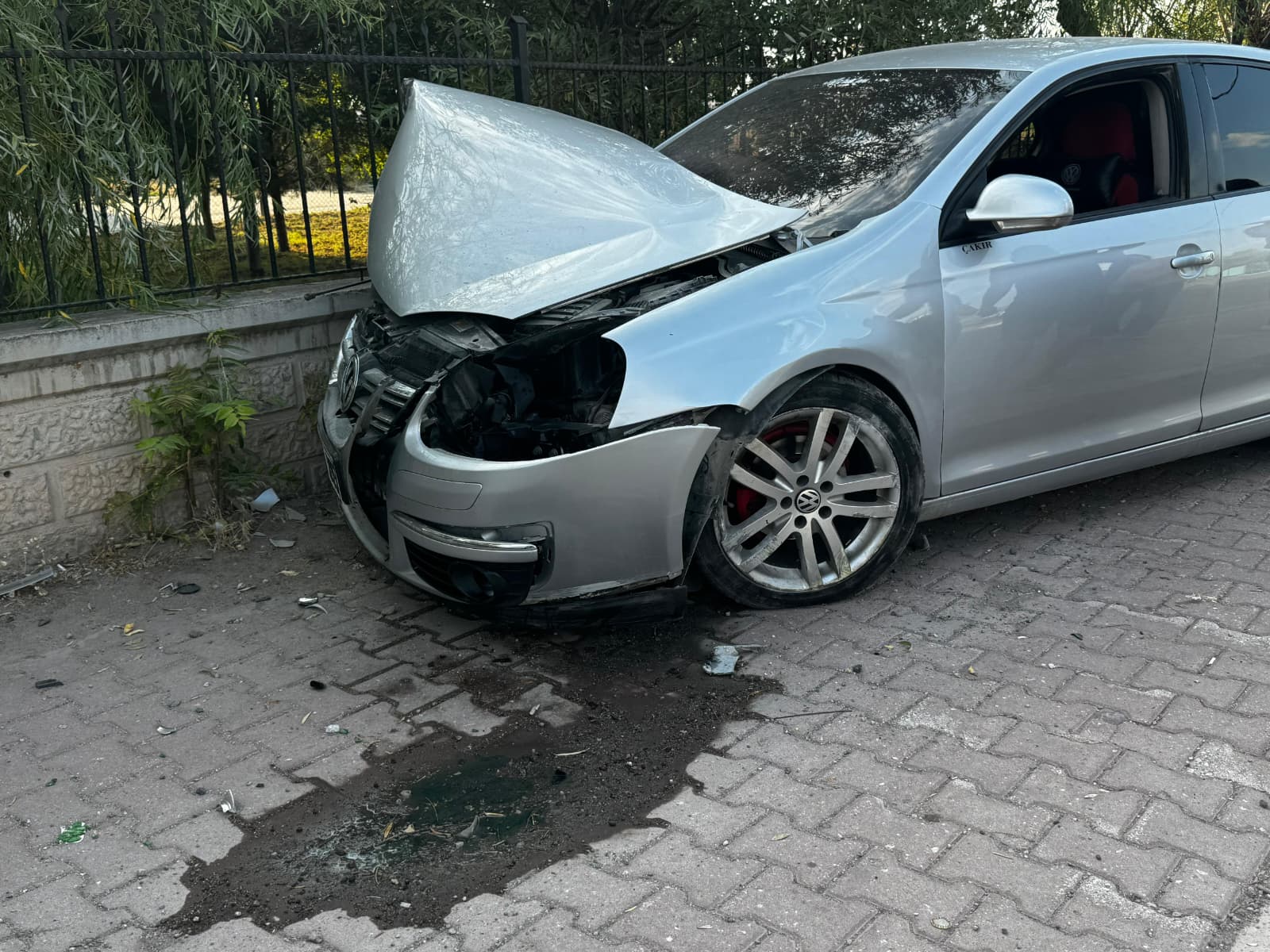 aksarayda lastigi patlayan otomobil okul duvarina carpti 2 eg9zQwNK