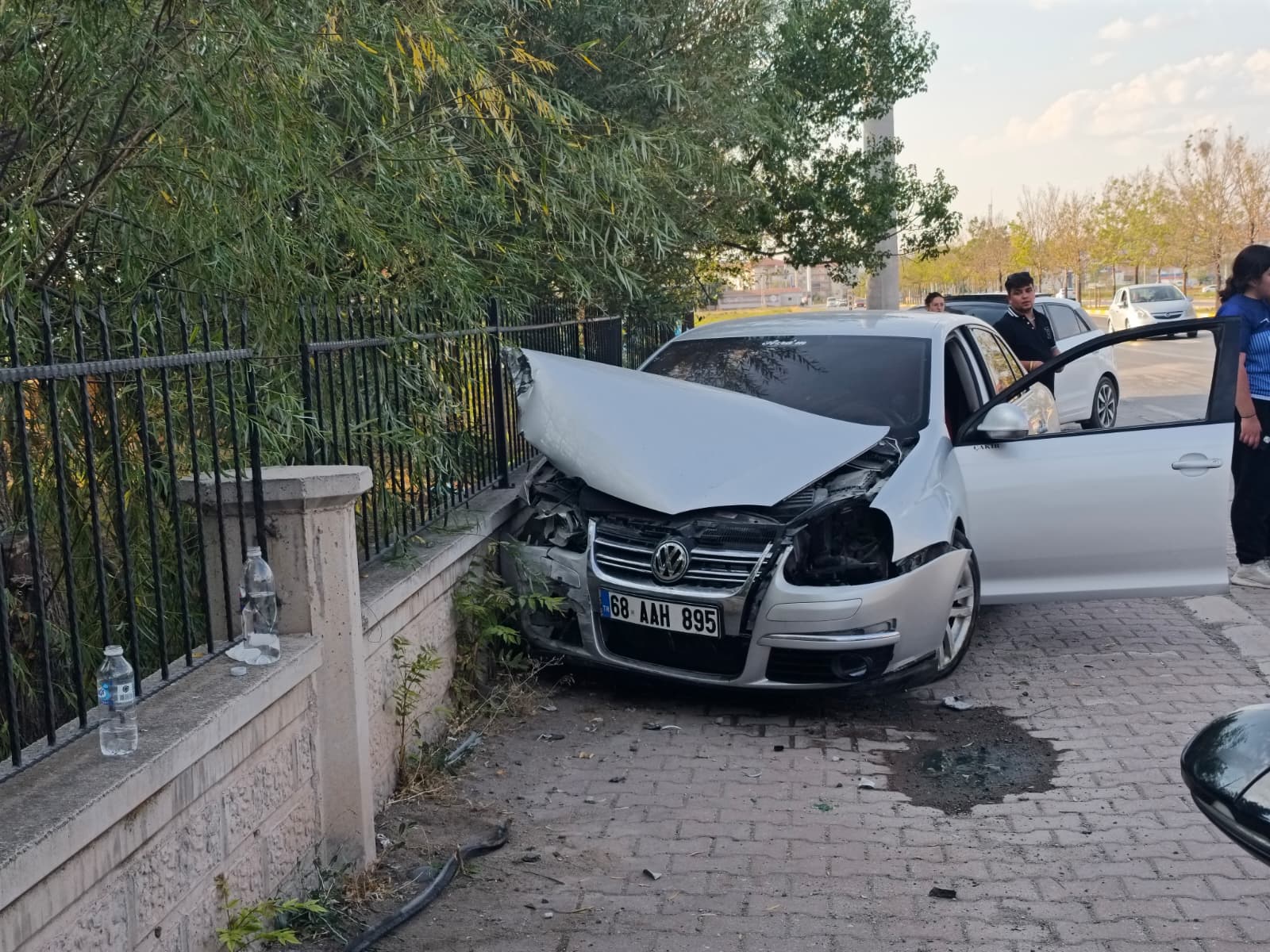 aksarayda lastigi patlayan otomobil okul duvarina carpti 3 O3YJtVzl