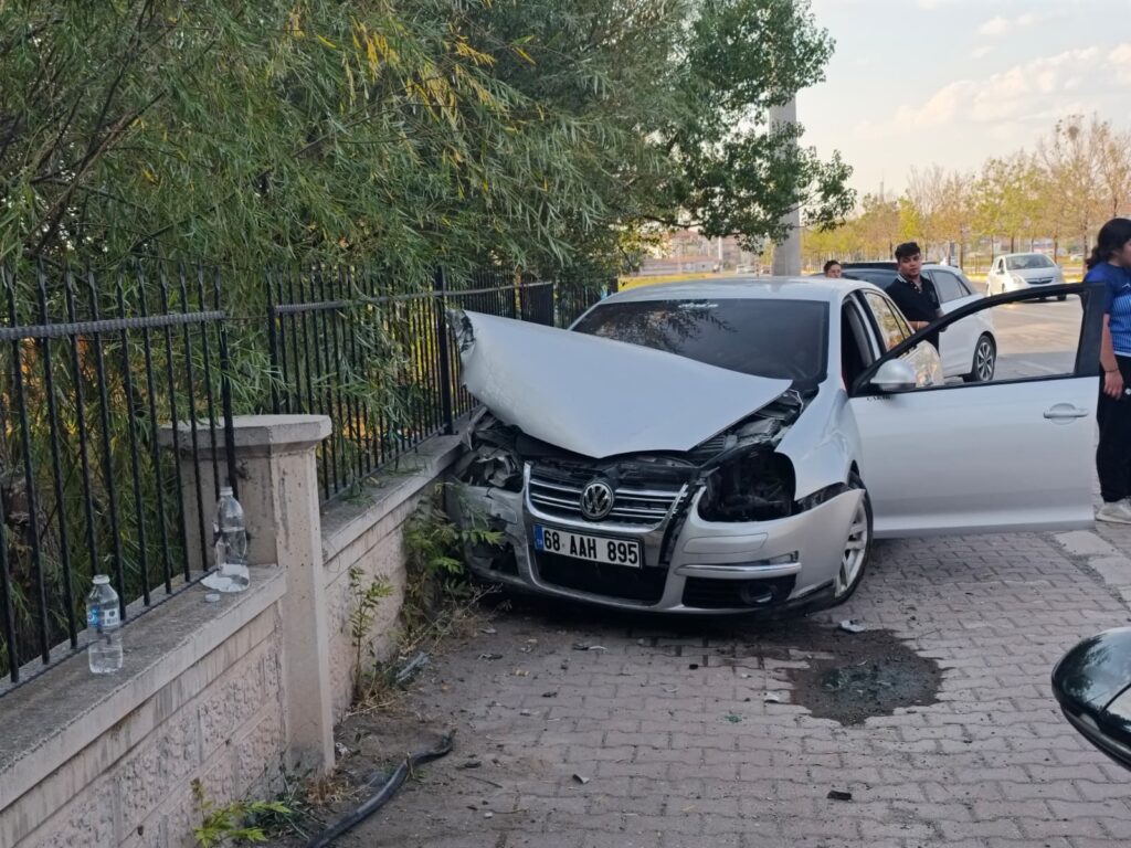 aksarayda lastigi patlayan otomobil okul duvarina carpti 9jyK6bnB