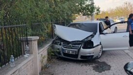 aksarayda lastigi patlayan otomobil okul duvarina carpti 9jyK6bnB