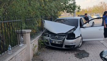 aksarayda lastigi patlayan otomobil okul duvarina carpti 9jyK6bnB