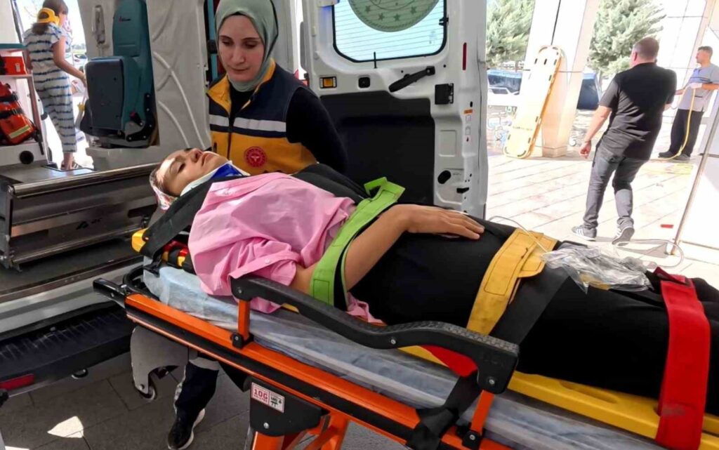Aksaray’da otomobil kamyonetle çarpıştı: 1’i ağır 5 yaralı 1 aksarayda otomobil kamyonetle carpisti 1i agir 5 yarali bplHs65S
