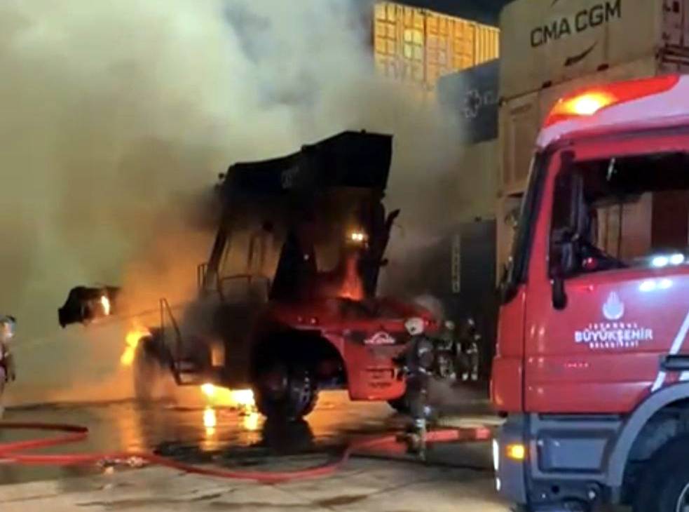 ambarli limaninda alevler yukseldi is makinesi kul oldu 0 EVZ1Leg5