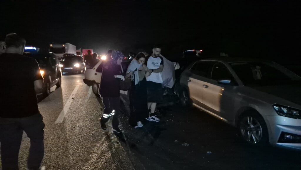 anadolu otoyolunda zincirleme kaza yaralilar var 1RfHGd1h