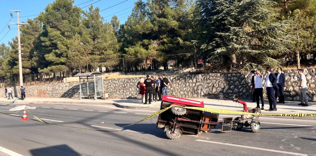 Aniden yola çıkan tarım aracına otomobil çarptı, yola düşen sürücü başka bir aracın altında can verdi 1 aniden yola cikan tarim aracina otomobil carpti yola dusen surucu baska bir aracin altinda 4ZmXZ2ci