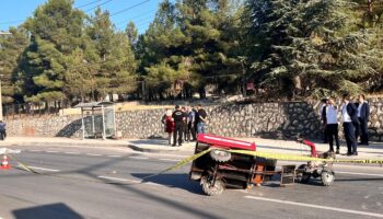 aniden yola cikan tarim aracina otomobil carpti yola dusen surucu baska bir aracin altinda 4ZmXZ2ci