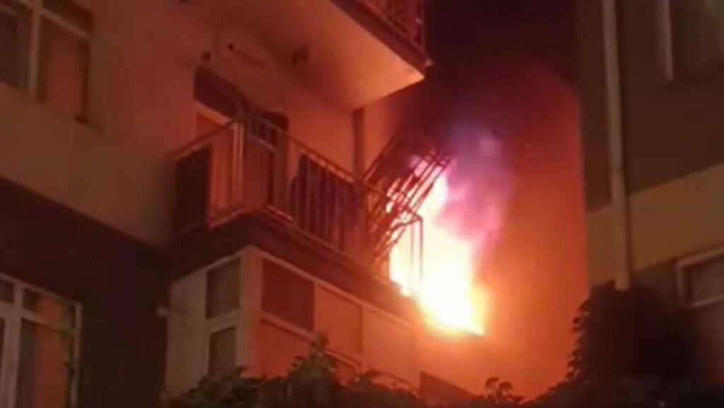 ankarada 7 katli apartmanda yangin panigi w2QUNUd5