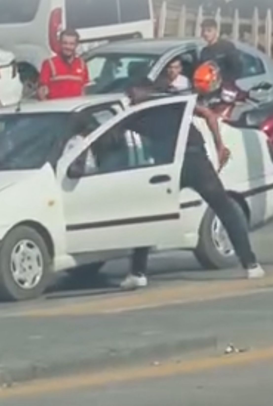 ankarada trafikte bicakli ve kilicli saldiri 0 nNjFXRlH
