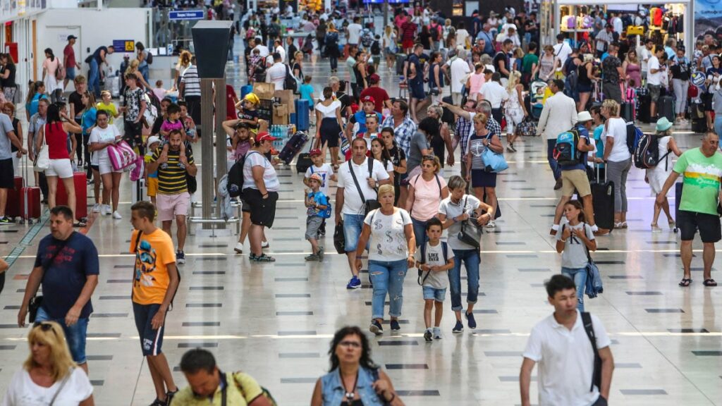 antalya havalimaninda ucak ve yolcu trafigi rekoru H71VkfOA