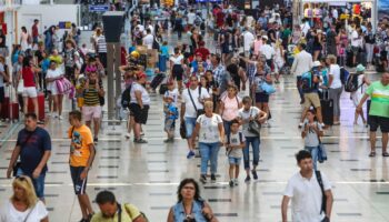antalya havalimaninda ucak ve yolcu trafigi rekoru H71VkfOA