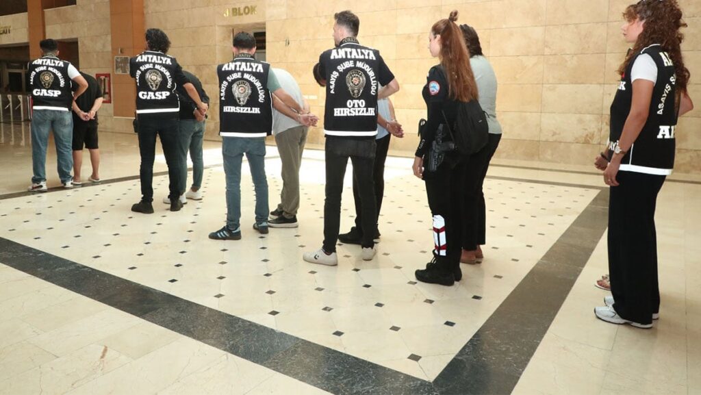 antalyada 2 kisiyi alikoyan cete cokertildi 6 milyon liralik vurgun Uxp5QyLH
