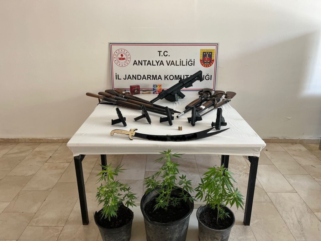 antalyada silah kacakcilarina operasyon 5 gozalti 6Vua2ffi