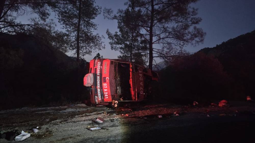 antalyada yangin sondurme araci devrildi 2 yarali 0 QROTTQA4