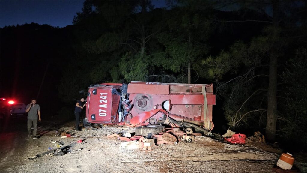 antalyada yangin sondurme araci devrildi 2 yarali gnWQcFKR