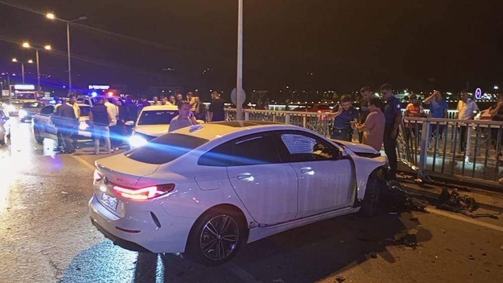 araclara carpan surucu olay yerinden kacti 0 sCAItTsi