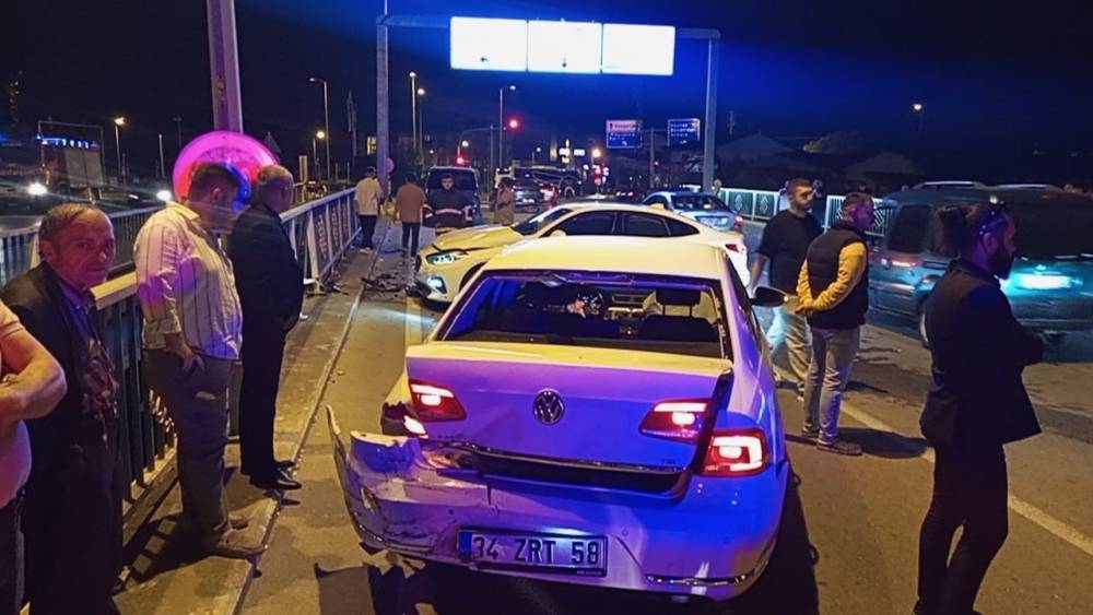 araclara carpan surucu olay yerinden kacti 3 qdhBSBpt