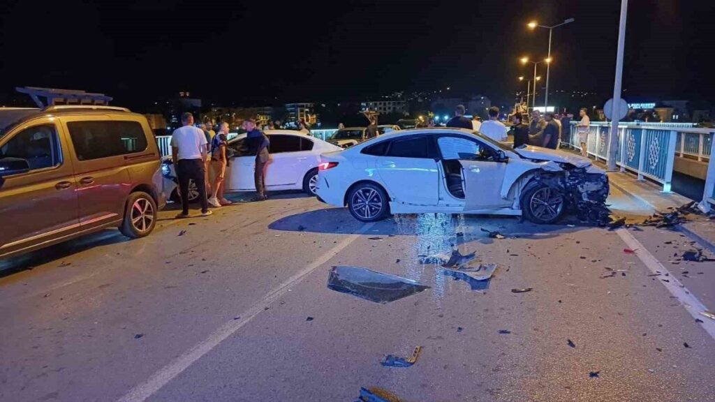 araclara carpan surucu olay yerinden kacti NsPIAGG3