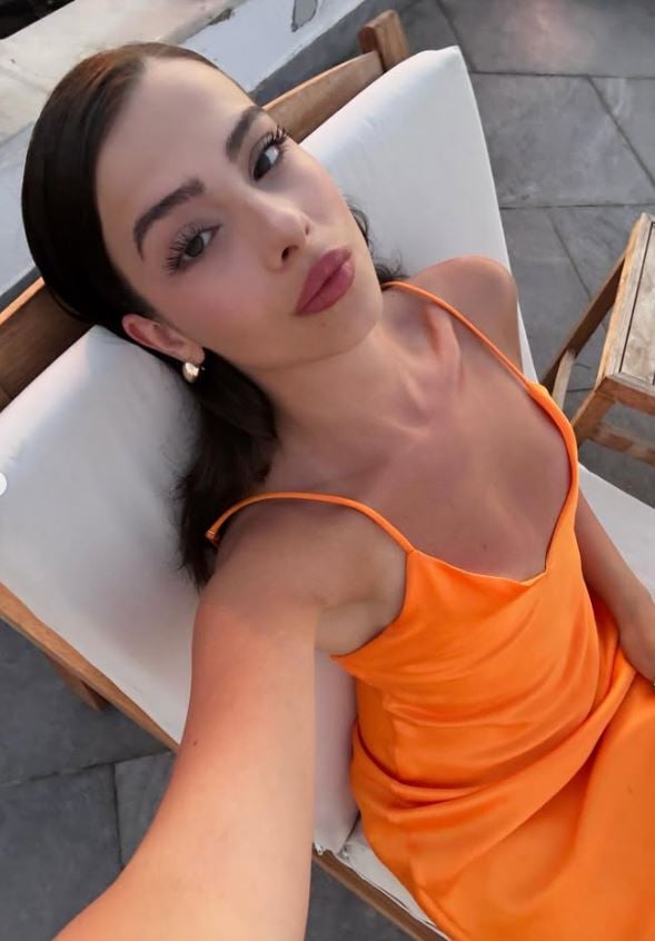 arka sokaklarin sulesi ecem oz askiyla tatilde dubalarda romantik anlar 12 pUmkjVOn