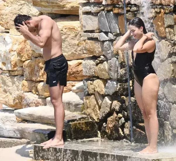 arka sokaklarin sulesi ecem oz askiyla tatilde dubalarda romantik anlar 3 Miiw36KC