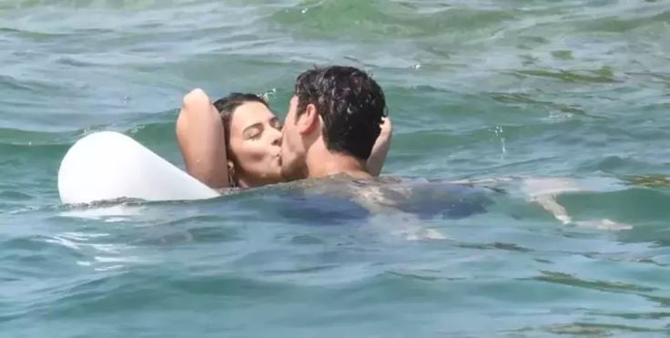 arka sokaklarin sulesi ecem oz askiyla tatilde dubalarda romantik anlar 4