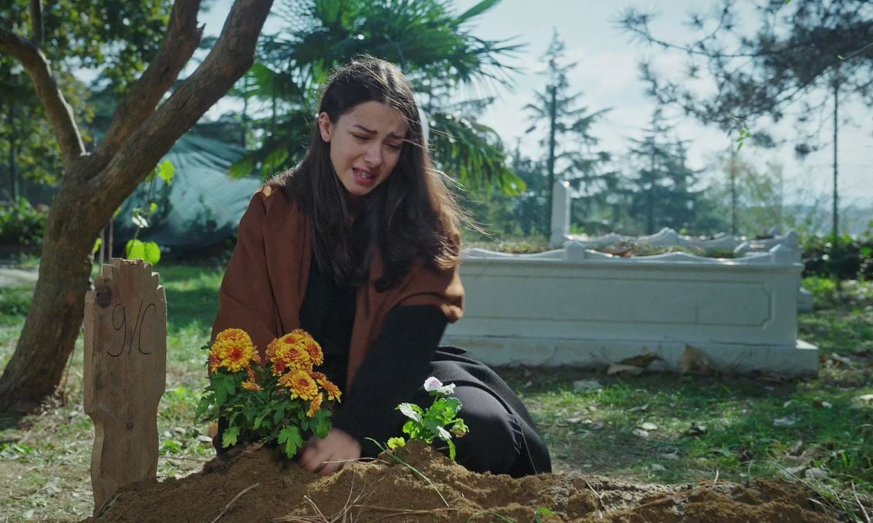 arka sokaklarin sulesi ecem oz askiyla tatilde dubalarda romantik anlar 8