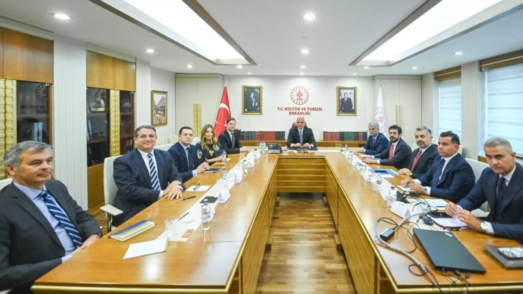 bakan ersoy bastirdi spotify masaya oturdu FXgt7mm2
