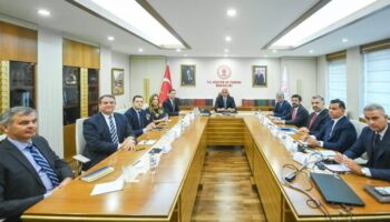 bakan ersoy bastirdi spotify masaya oturdu FXgt7mm2