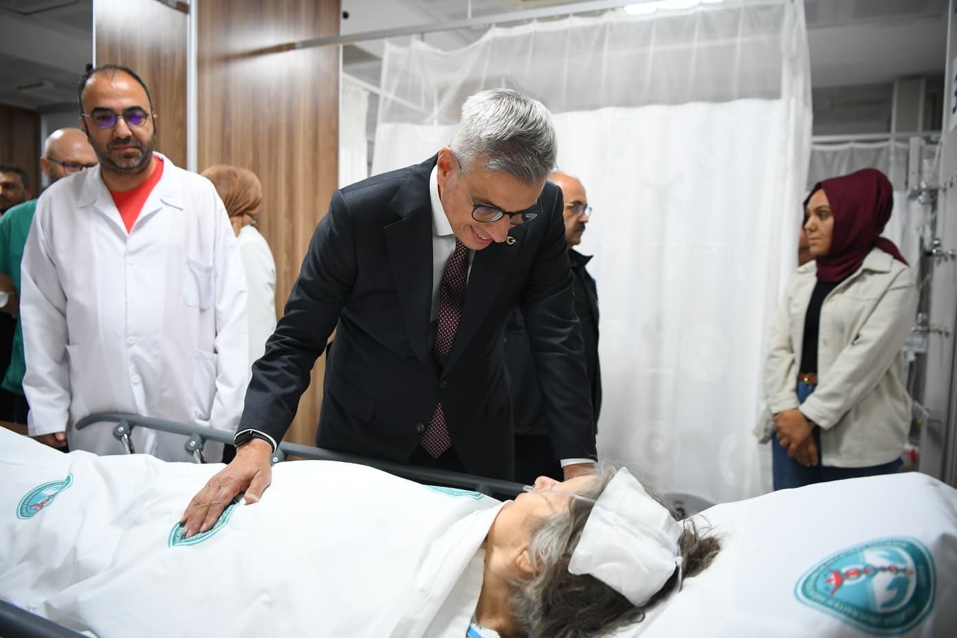 bakan memisoglu depremde yaralananlari ziyaret etti 0 eAqlVXrt
