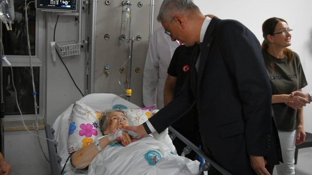 bakan memisoglu depremde yaralananlari ziyaret etti 8MqMv5DP
