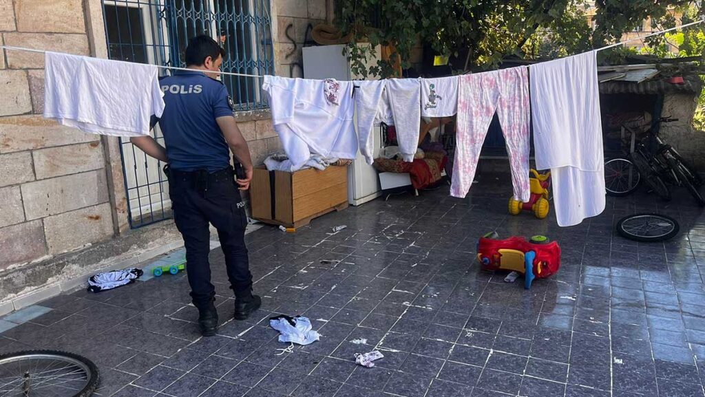 balkondan dusen cocuk hayatini kaybetti T5k27u8l