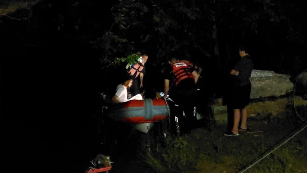 barajdan su birakildi 2 kisi irmakta sikisti ekipler botla harekete gectiler HZxAvwbH