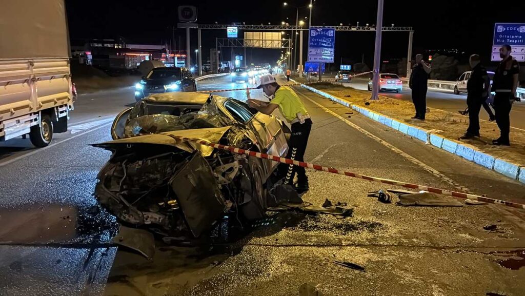 bariyere carpan otomobil metrelerce suruklendi IF44RLLc