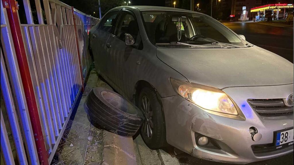 bariyerlere carpan otomobilin tekerlegi firladi wj4ShqZI