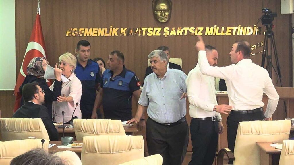 belediye meclisinde ortalik karisti akp chp gerginligi ZCmtMUaD