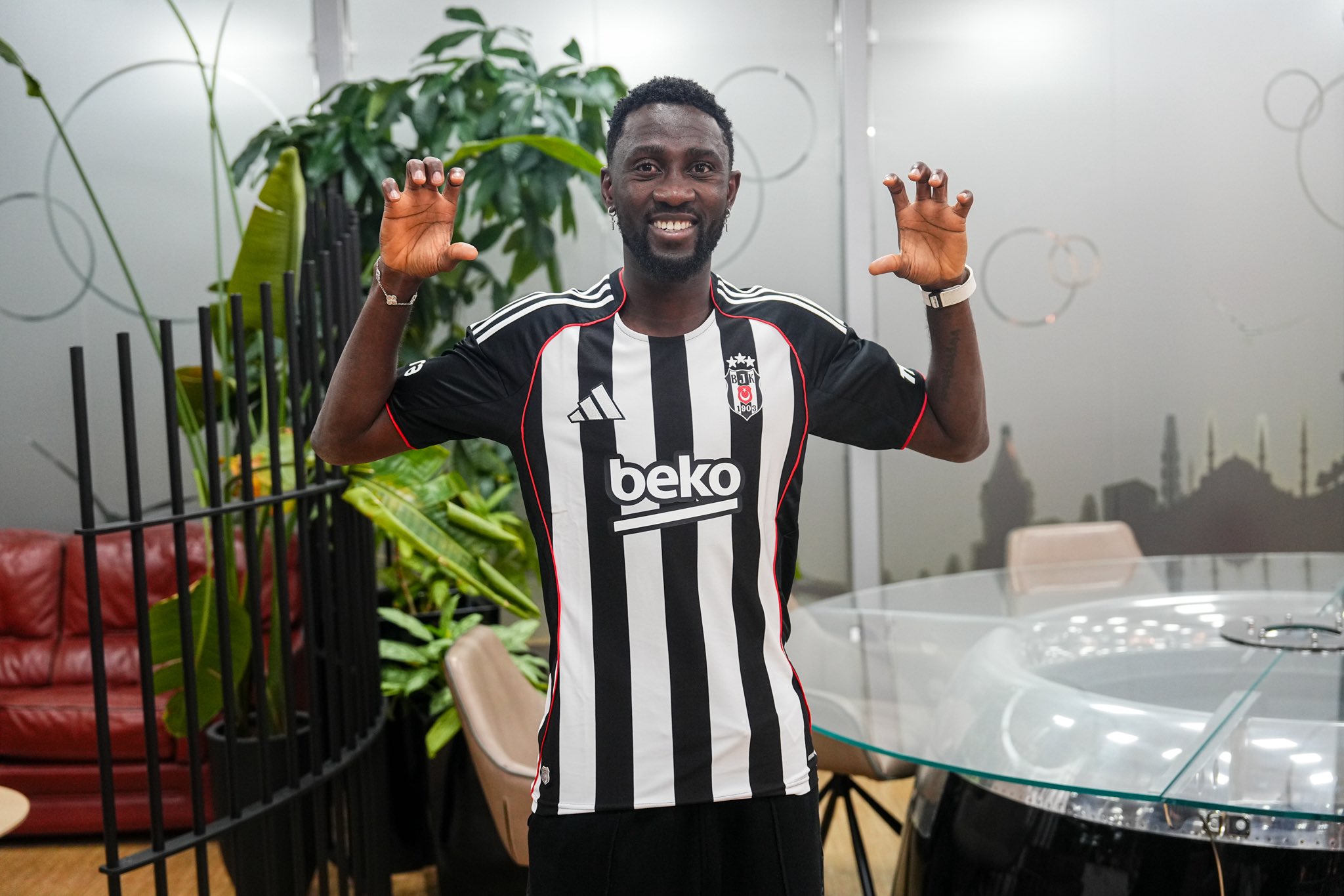 besiktastan kap geldi yeni transfer gece yarisi istanbula indi 2 FJMiV3SC