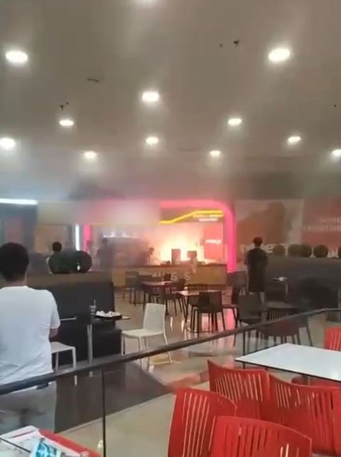 beylikduzunde avm de yangin panigi 0 haLKvkJs