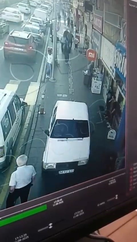 bir garip olay yolu birakti kaldirimdan ilerledi 0 lmqQYBlT