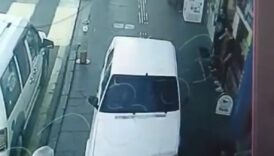 bir garip olay yolu birakti kaldirimdan ilerledi JaOcJyWI
