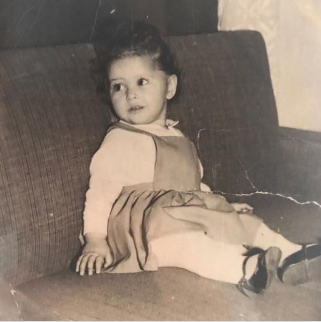 bu kiz cocugu kim 61 yasindaki efsane sanatci sizi sasirtacak 0