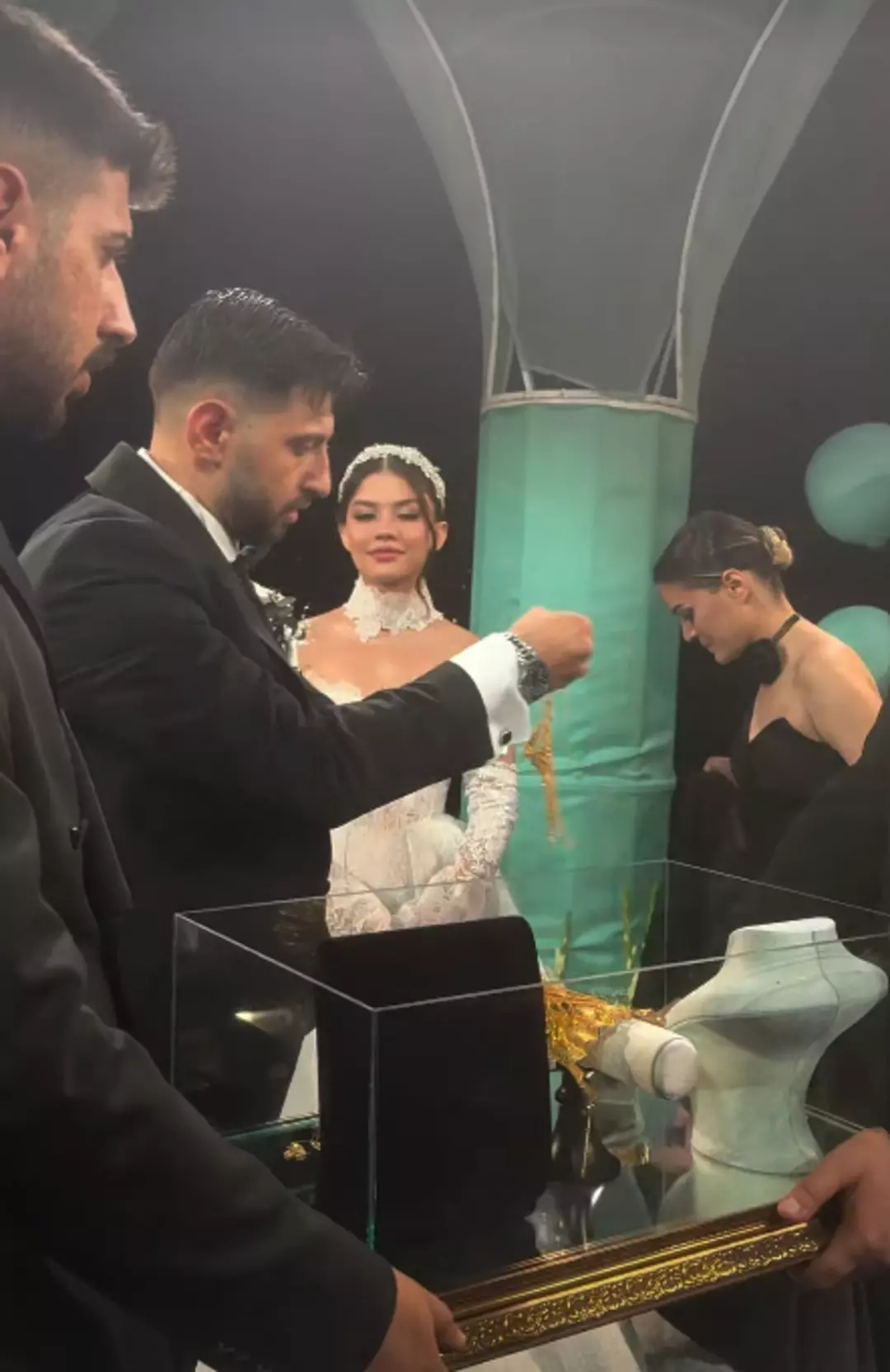 burak bulut ve eda sakizin dugununde yok yok kirbacli after parti olay oldu 4 L5fQeRDQ