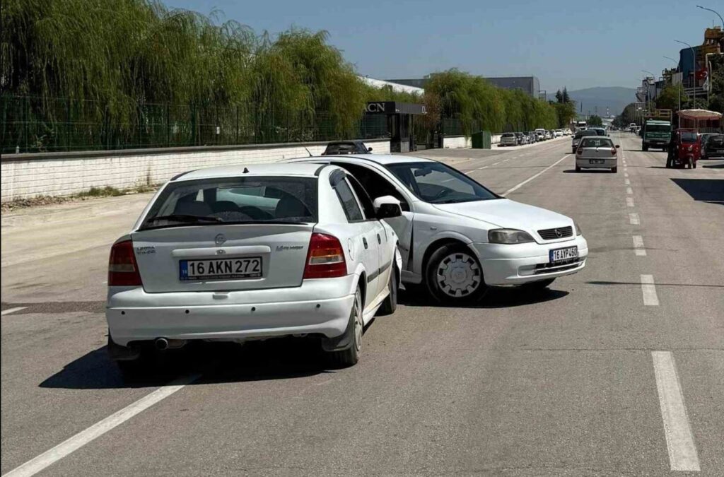 bursada 2 otomobil carpisti Kim3bcrR