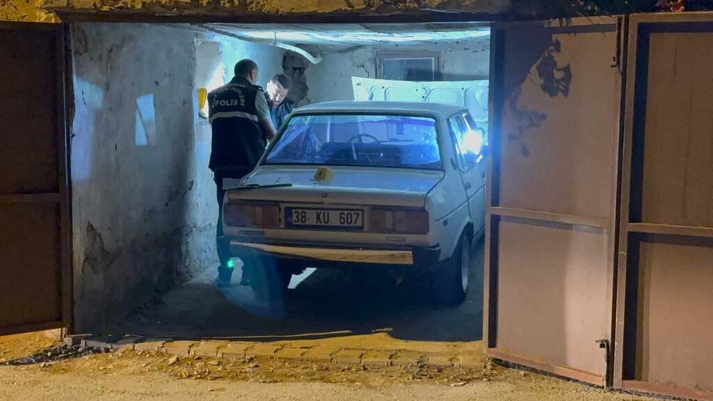 caldiklari otomobille kaza yapip park ettiler KUqwd198
