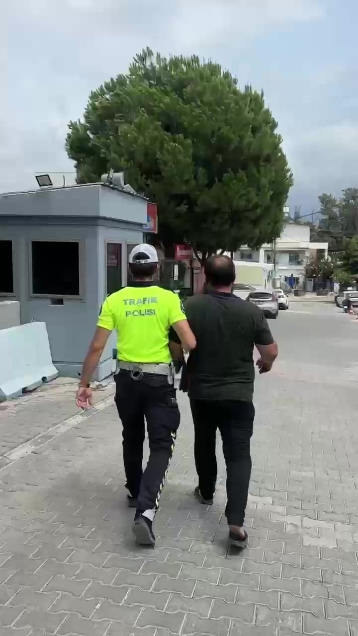 camsiz aracta cocuklarin tehlikeli yolculugu 1 Jnvcl8Q6