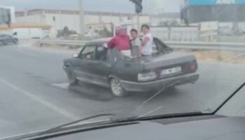 camsiz aracta cocuklarin tehlikeli yolculugu AvUn3PsX