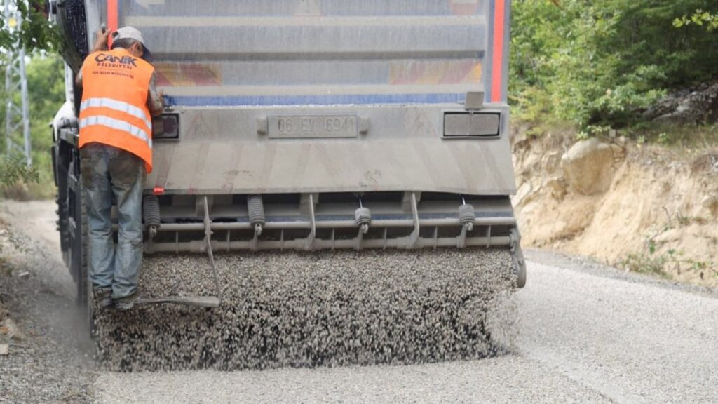 canikte 52 mahallede yol calismasi suruyor qlxGTVw2