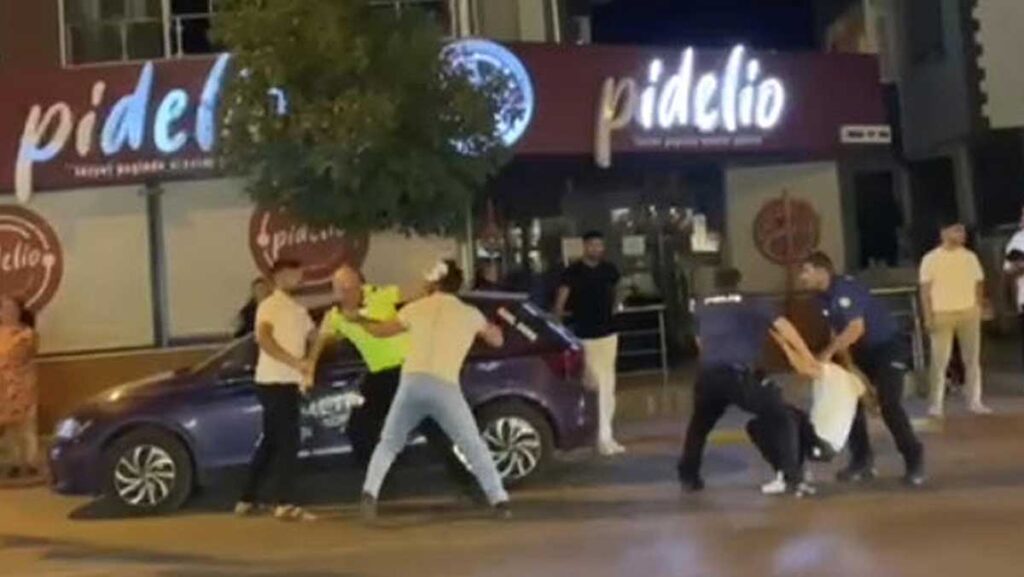 ceza yazan polise saldirdilar P8jidvpS
